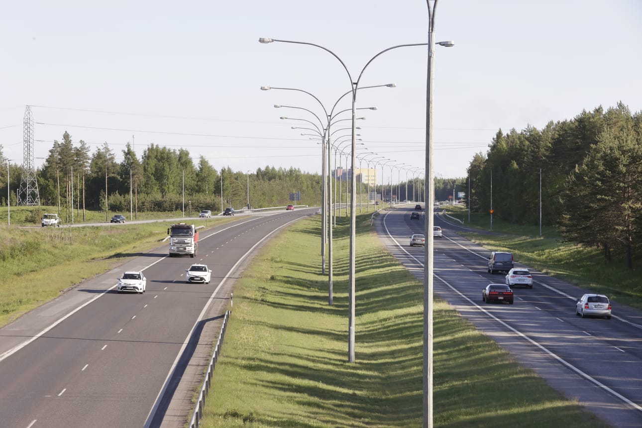 Ajo-oikeudeton nuori sai tuomion Pohjantiellä kaahailusta. Kuvituskuva.