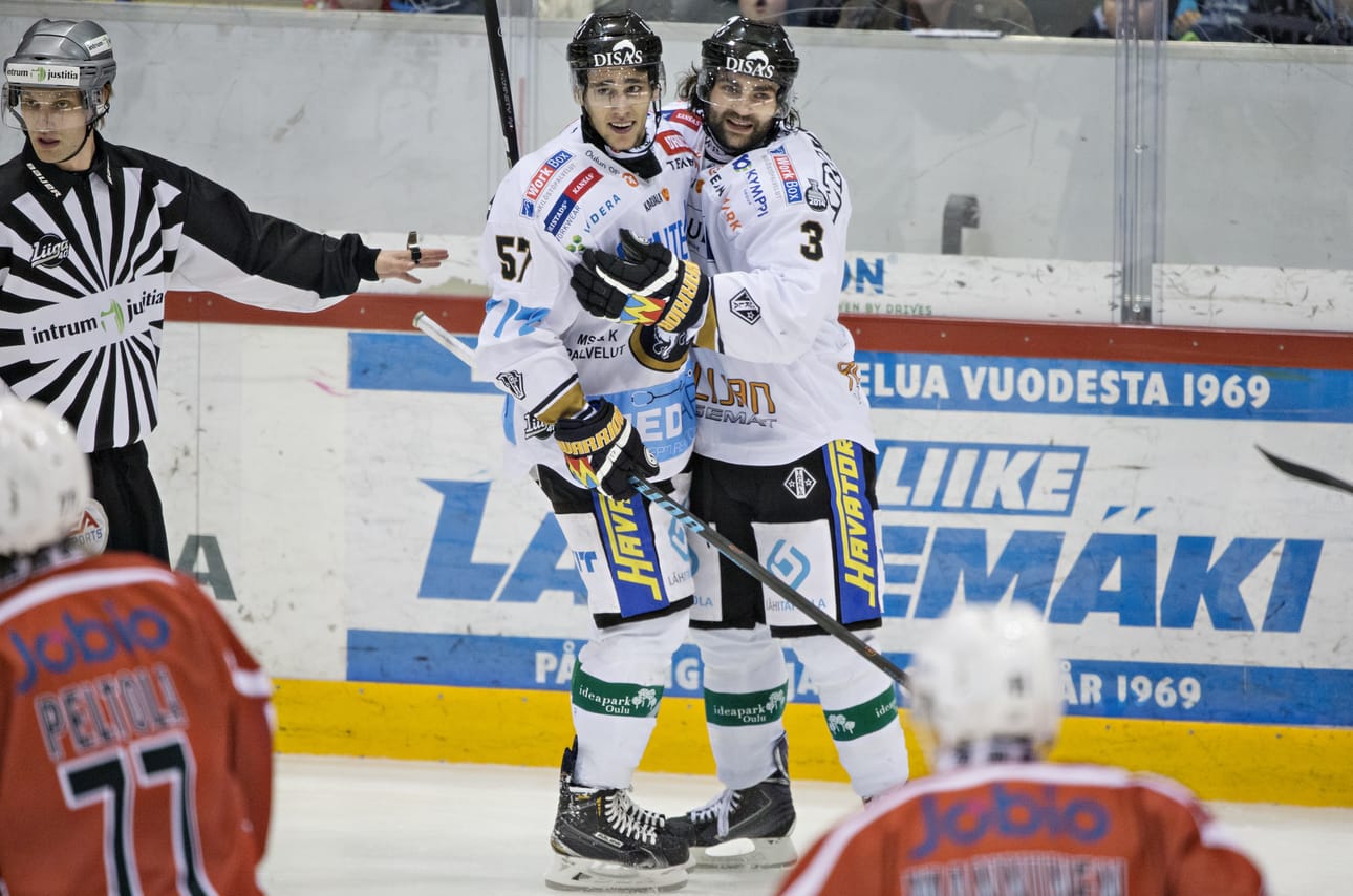 Harvinainen hetki Nicolas Deschampsin (vas.) lyhyeksi jääneellä kärppäuralla. Kanadalaishyökkääjä on iskenyt liigauransa ainoaksi jääneen osuman Vaasassa Sportin verkkoon. Dan Spang (oik.) onnittelee.