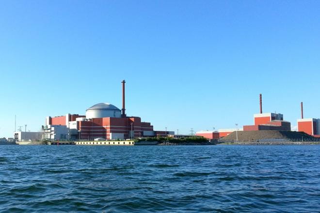 Fingridin Olkiluodon sähköaseman virtamuuntajan tulipalon ja sähköaseman korjaustöiden seurauksena Olkiluodon molemmat ydinvoimalaitosyksiköt 1 ja 2 irtosivat verkosta keskiviikkona. KUVA: Kari Suni
