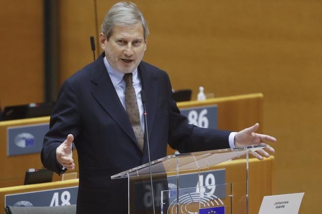 EU:n budjettikomissaari Johannes Hahn tiedotti keskiviikkona, että tuorein Sure-lainaerä on tarjolla jäsenmaille miinuskorolla. KUVA: OLIVIER HOSLET / EPA