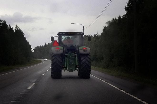 Kauhava toivoo Kauhavan ja Seinäjoen välille nelikaistaista valtatietä. Kuvassa varsin tavallinen nykytilanne Kauhavan ja Lapuan väliltä. Kuva: Juha Aho-Pynttäri