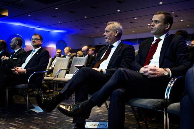 Vaalitaistelua käydään toistaiseksi ilman pääministeriehdokas Antti Rinnettä. Kuva on EK:n vaalipaneelista marraskuun lopulta. Eturivissä odottivat silloin vuoroaan sinisten Sampo Terho, keskustan Juha Sipilä, SDP:n Rinne ja kokoomuksen Petteri Orpo. KUVA: Kimmo Penttinen