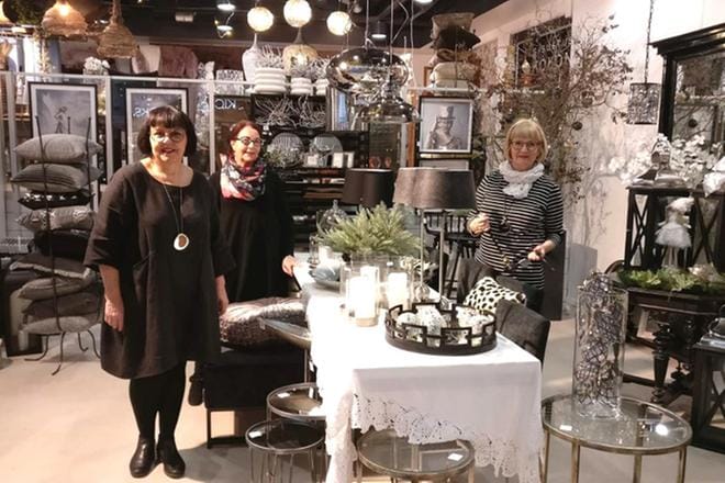 Maikki Kokko sai apulaisikseen pop up -myymälän valmisteluun Helena Keisalan ja Hilkka Takalan.