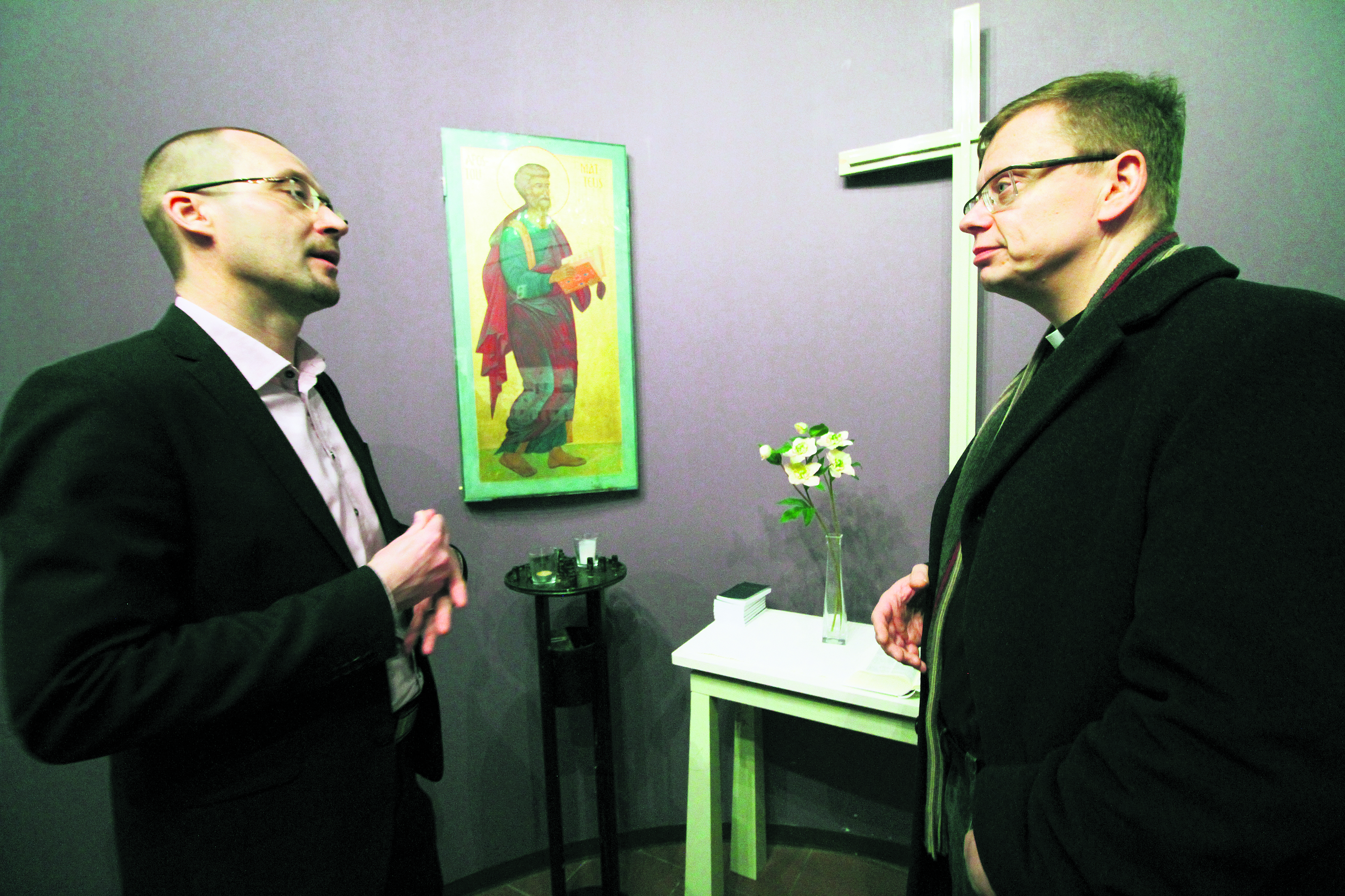 Kauppakeskuspäällikkö Veli-Pekka Mäkinen (vasemmalla) ja kirkkoherra Kimmo Helomaa suunnittelevat kappelin viimeisen tilaisuuden käytännön järjestelyjä. Osa kirkon esineistöistä siirtyy seurakunnille. Kuten ikoni, joka palautuu Oulun Ortodoksiseurakunnalle.