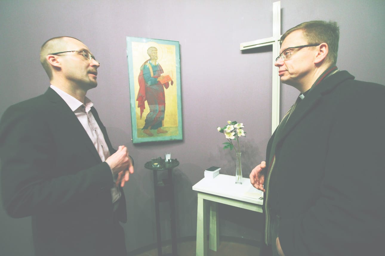 Kauppakeskuspäällikkö Veli-Pekka Mäkinen (vasemmalla) ja kirkkoherra Kimmo Helomaa suunnittelevat kappelin viimeisen tilaisuuden käytännön järjestelyjä. Osa kirkon esineistöistä siirtyy seurakunnille. Kuten ikoni, joka palautuu Oulun Ortodoksiseurakunnalle.