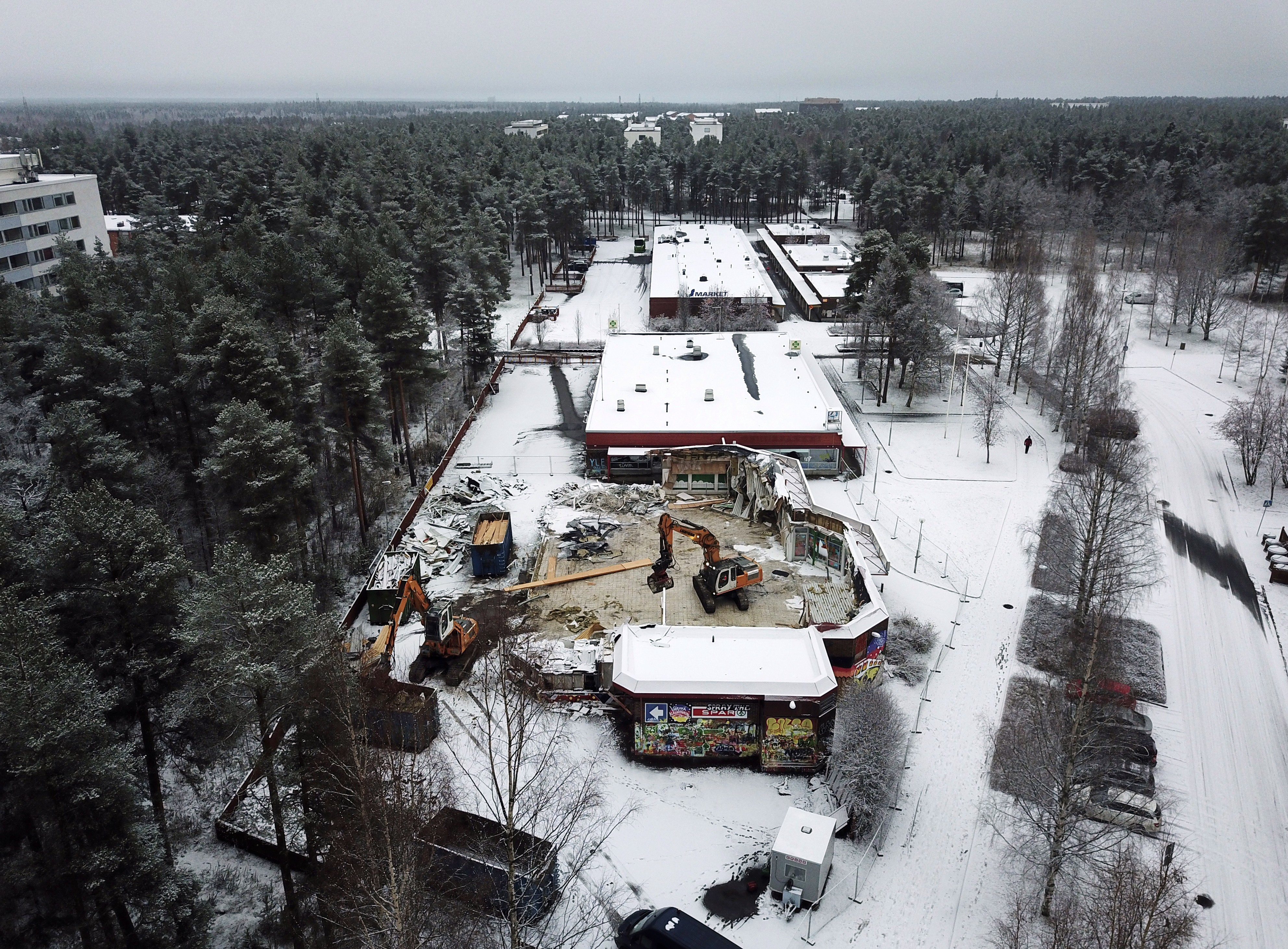 Kaukovainion ostoskeskuksen purkaminen on aloitettu.