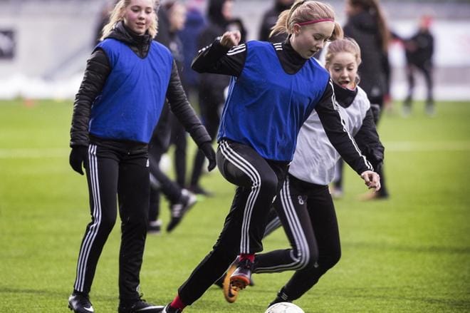 FC Wasa Yj T03:n tytöt treenasivat tällä viikolla Elisa-stadionin nurmella. Ensi viikolla teinit pelaavat luonnonnurmella Espanjan Saloussa. KUVA: JARNO PELLINEN