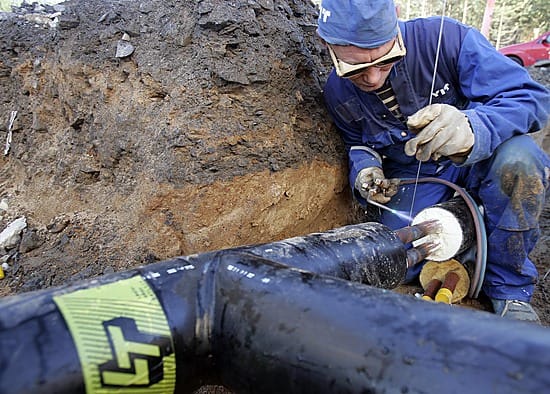 Kaukolämpö maksaa Oulussa jatkossa enemmän. Hitsaaja Jari Huotari hitsaa kaukolämpöputkistoa kasaan Talvikankaan omakotialueella.