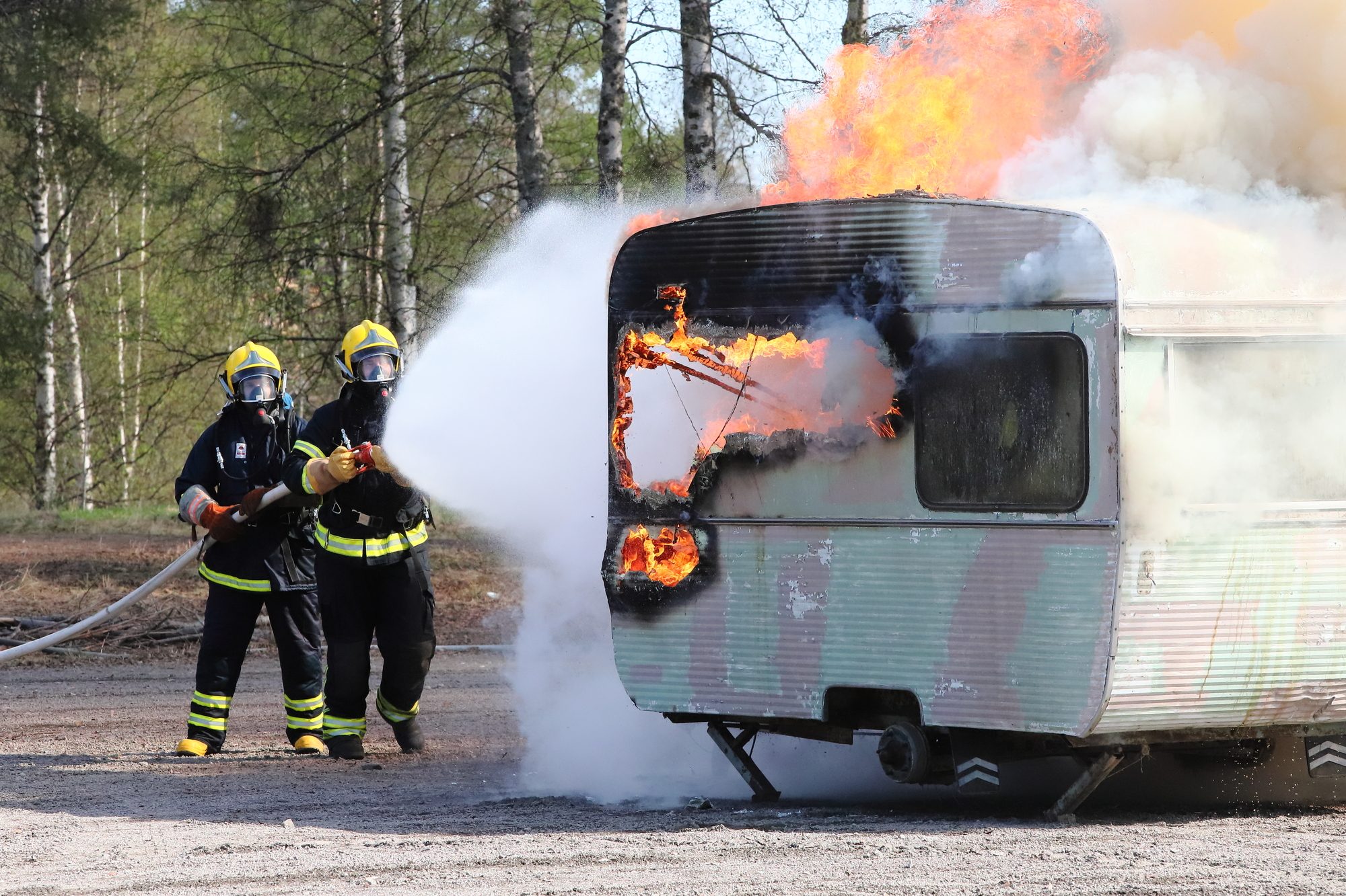 Asuntovaunupalo sammui hetkessä. Vanha retrohenkinen vaunu tosin tuhoutui palossa käytännössä kokonaan.