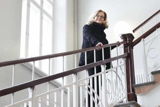 Tolonen juhlii keväällä riemuylioppilaana, kun tyttölyseossa vietetyistä lakkiaisista tulee kuluneeksi 50 vuotta. Rehtorin kanssa on jo neuvoteltu päivän järjestelyistä. Mai Tolonen ihastelee vanhan opinahjonsa, nykyisen Vaasan lyseon lukion portaikkoa. KUVAT: MINNA ANTILA