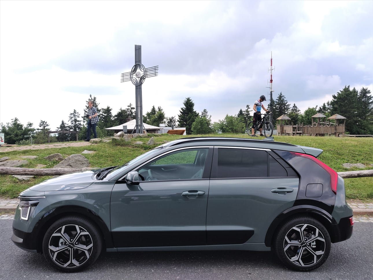 Kia Niron eri versiot eivät juurikaan eroa toisistaan. Ulkomitoissa ero löytyy vain leveydestä: molemmat hybridit ovat 2,5 senttiä kapeampia kuin täyssähkömalli. Kuvassa on Niron itselataava hybridiversio.