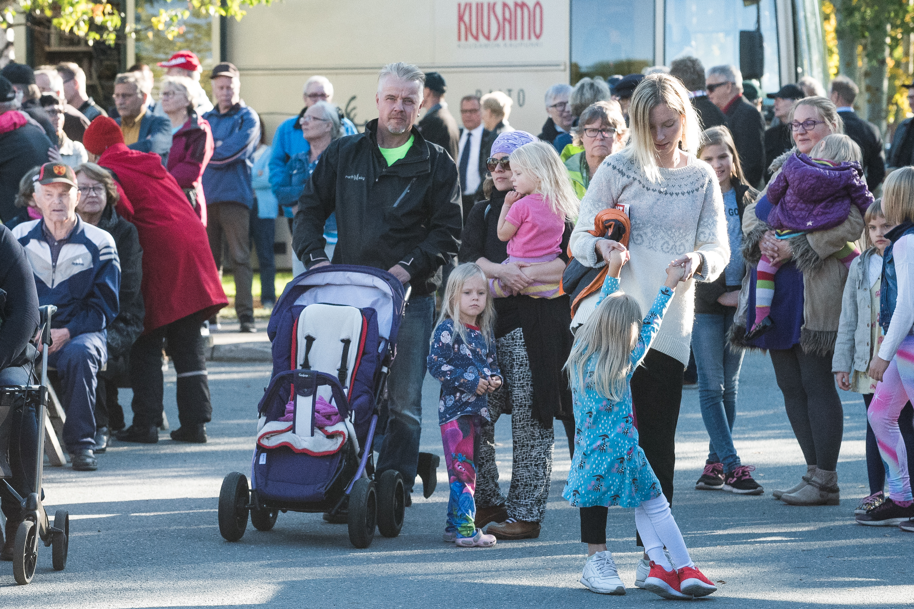 Pihatapahtumassa järjestystä valvonut Seppo Pyy arvioi, että juhla-alueella oli parhaimmillaan jopa 2 000 ihmistä.