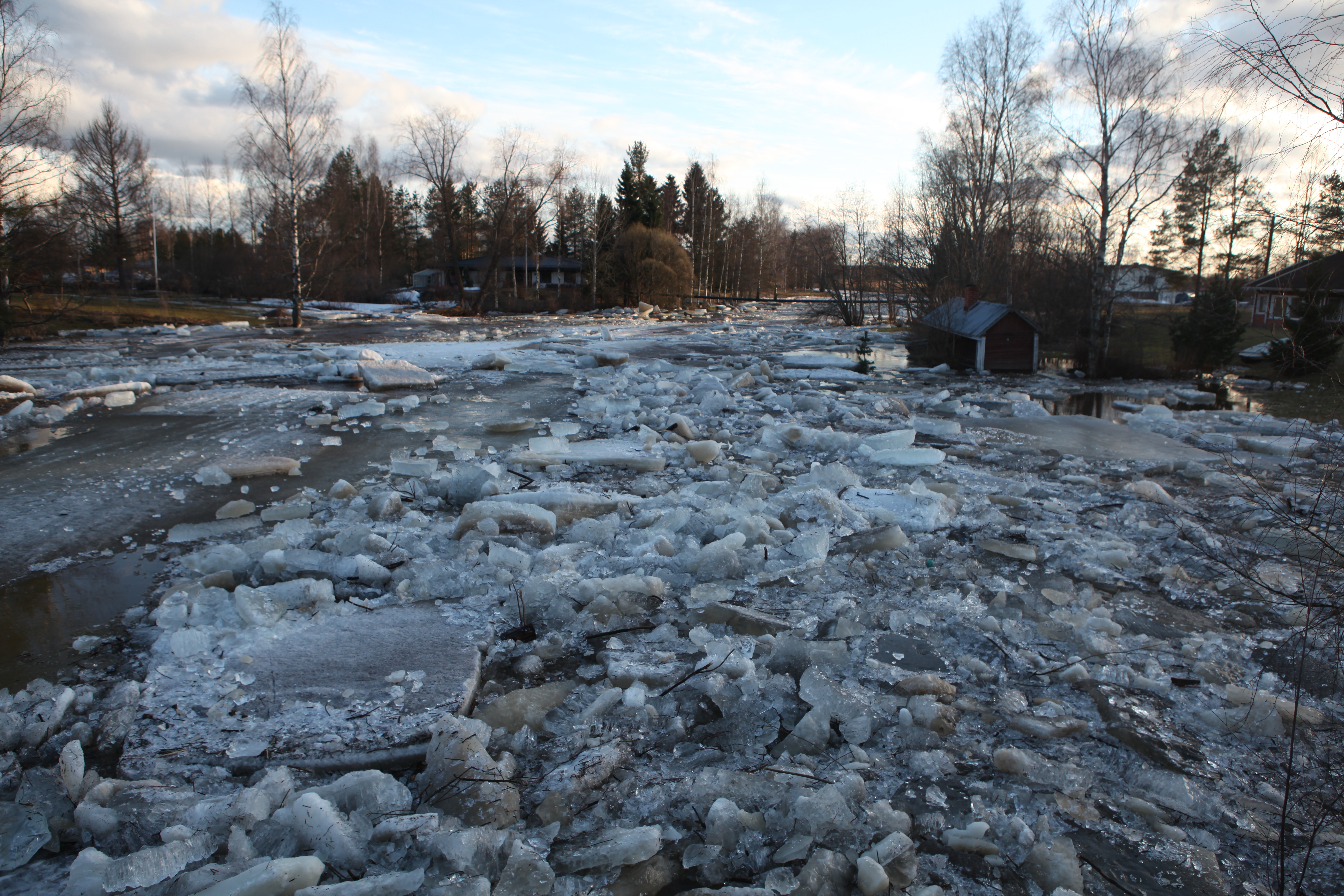 Malisjoessa jääpato syntyy yleensä juuri terveyskeskuksen sillan kohdalle.