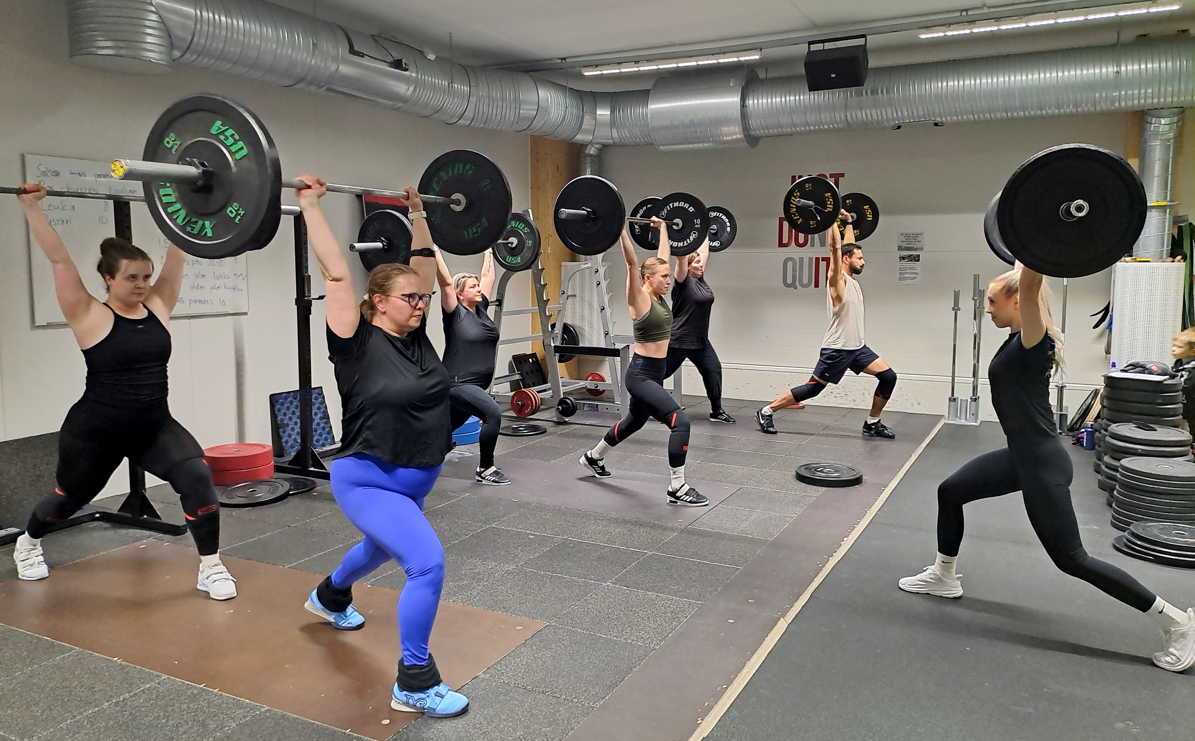 Kirurgi ja fysioterapeutti puskevat rautaa yhdessä – Seinäjoen painonnostoryhmä rikkoo stereotypioita