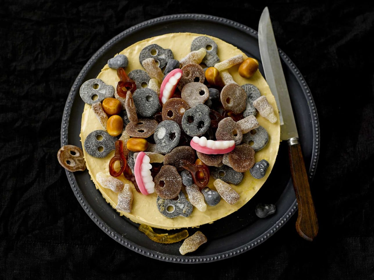 Cola-appelsiinijuustokakku kruunaa halloweenjuhlat.