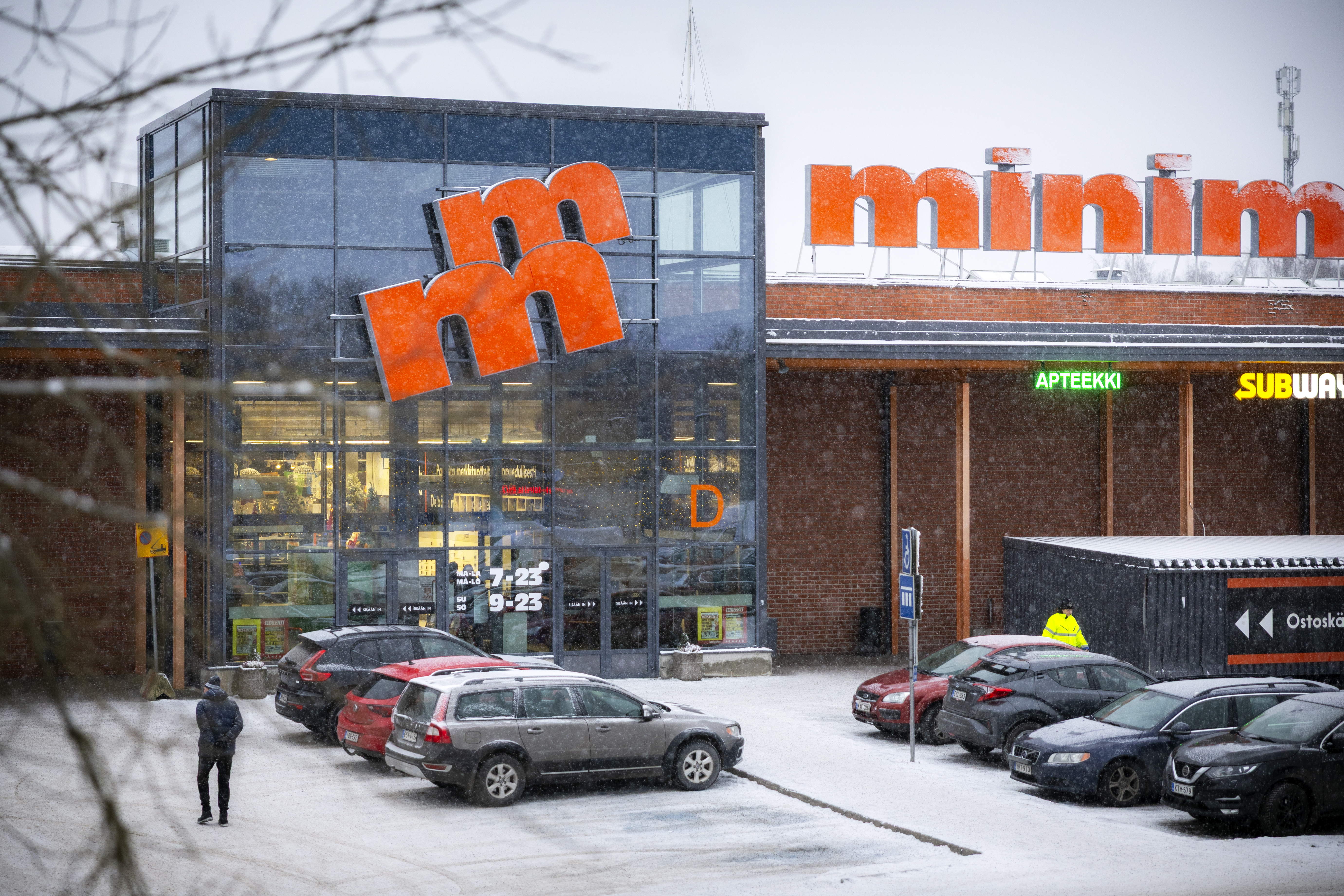 Alennuslaputettuja tuotteita tarjolla yhä vähemmän – Kauppias kertoo kelloajan, jolloin niitä kannattaa etsiä