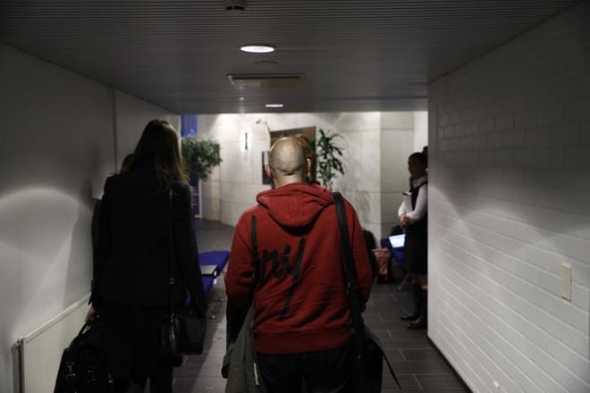 Punaiseen huppariin pukeutunut Sipulikanavan perustaja asteli kohti oikeussalia Vantaalla tiistaina Itä-Uudenmaan käräjäoikeudessa. Hänen asianajajanaan oikeudessa toimii Merja Annala (vas.). KUVA: Joel Maisalmi