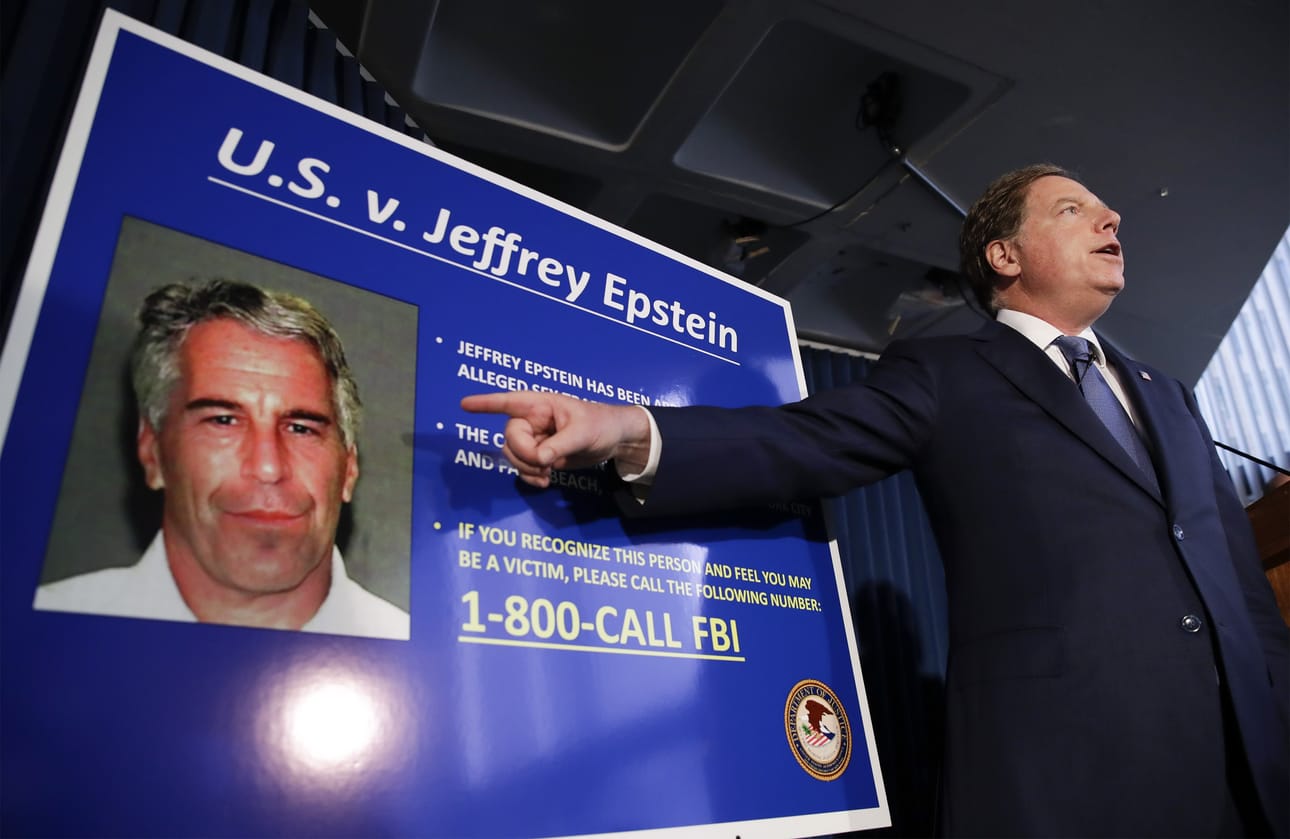 Liikemies Jeffrey Epstein pidätettiin heinäkuussa 2019 ihmiskauppa- ja salaliittosyytteiden nojalla. Yhdysvaltojen liittovaltionsyyttäjä Geoffrey Berman kertoi asiasta lehdistötilaisuudessa New Yorkissa. Vielä ei tiedetty Epsteinin kuolevan sellissään reilua kuukautta myöhemmin.