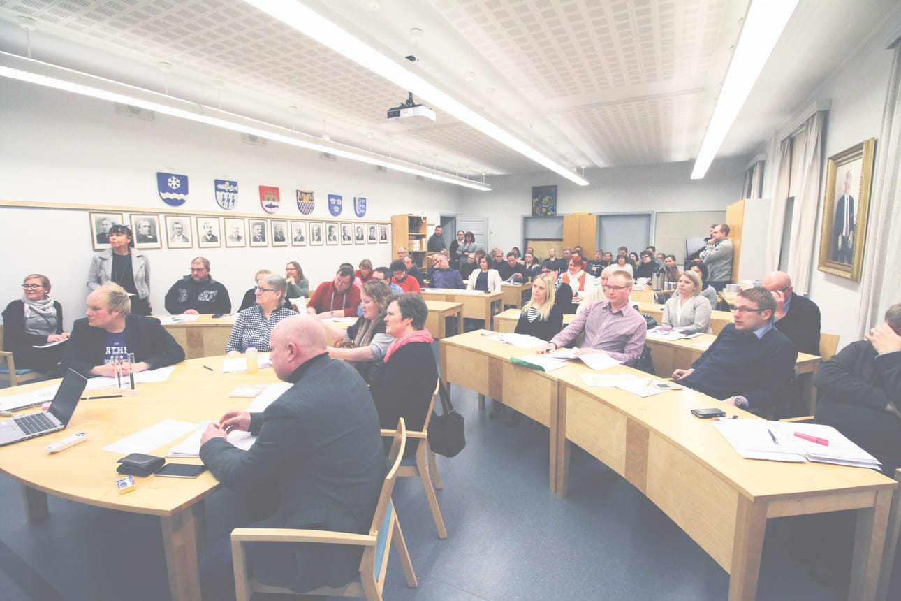Kouluvaltuustoa saapui seuraamaan iso joukko koululaisten vanhempia ja kyläläisiä. Kokouksen alussa muistettiin ansiomerkillä Eila Paavolaa. Kakkukahvit juotiin Paavolan ja Leea Sangin syntymäpäivän kunniaksi.