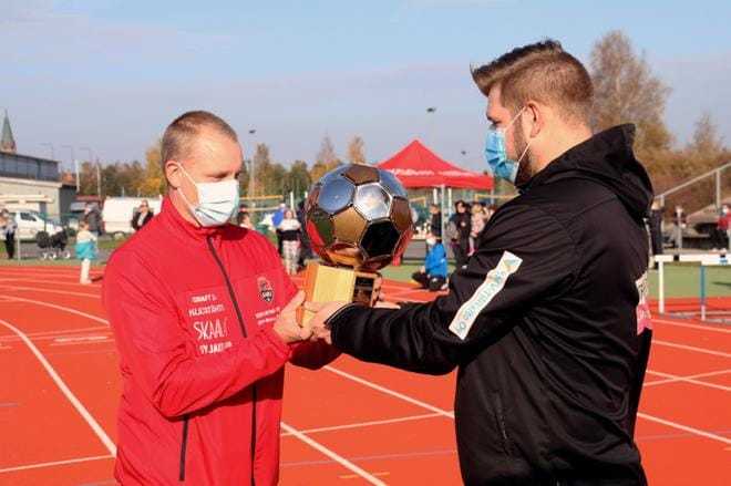 Mika Perttu luovutti Vuoden kanuuna -kieropalkinnon Seppo Innaselle. KUVAT: ANU NAHKALA