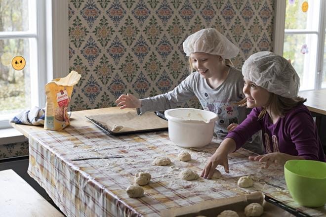 9-vuotias Juulia Äkäslompolo ja 7-vuotias Iita Toivonen pääsivät päiväleirillä kokeilemaan sämpylöiden leipomista. KUVAT: MINNA ANTILA