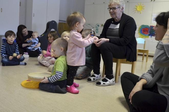 Maanantaina Sarvijoen ensimmäisessä Sopeva-tapaamisessa lapset pääsivät soittamaan laulun mukana. KUVA: HANNELE YLI-VIITALA