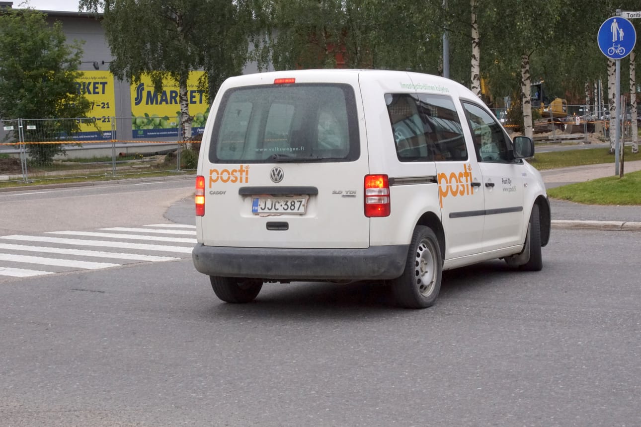 Sarakylään asti ei postinjakelu ole yltänyt tiistaina eikä keskiviikkona, huhjen mukaan se jaettaisiin tällä viikolla vain kerran.(Kuvan auto ei liity ongelmaan.)