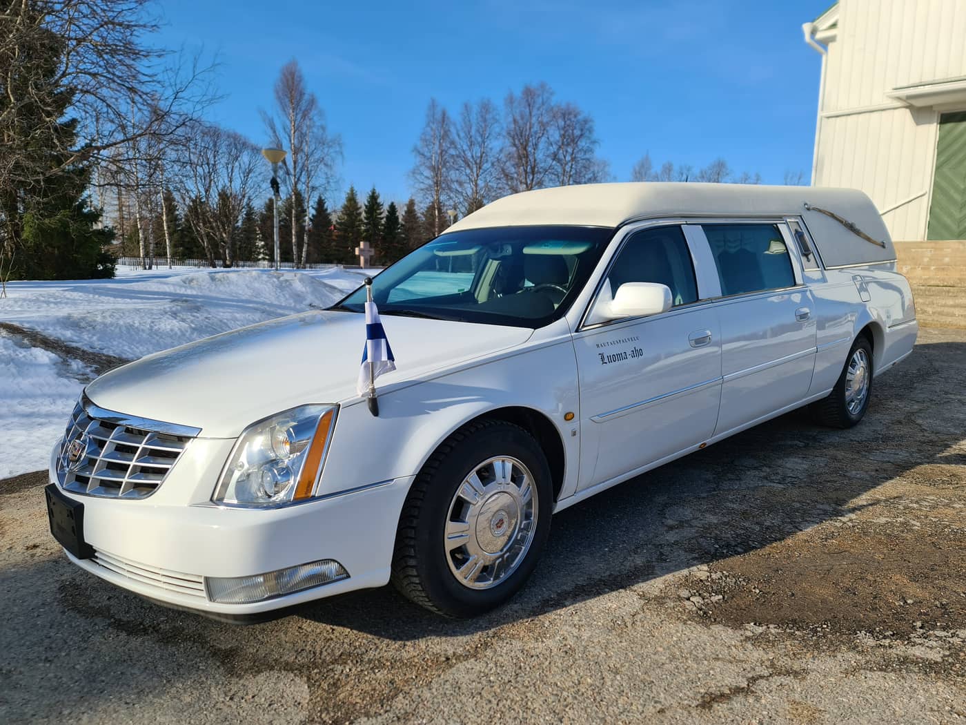 Hautauspalvelu Luoma-aho takaa vainajalle arvokkaan kuljetuksen. Vaihtoehtoina ovat Tesla Model 3, Volvo Nilsson, Cadillac Hearse ja Mercedes-Benz E300.