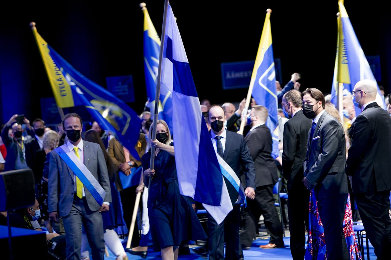 Riikka Purra kulki lippukulkueen kärjessä puoluekokouksen avajaisissa.