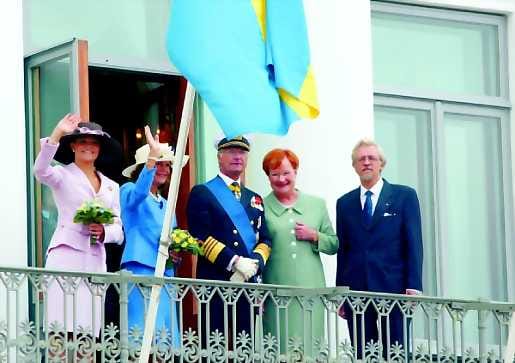 Prinsessa Victoria (vas.), kuningatar Silvia, kuningas Kaarle Kustaa, presidentti Tarja Halonen ja tohtori Pentti Arajärvi vilkuttivat Kauppatorille kokoontuneelle yleisölle samalla rennosti jutellen.
