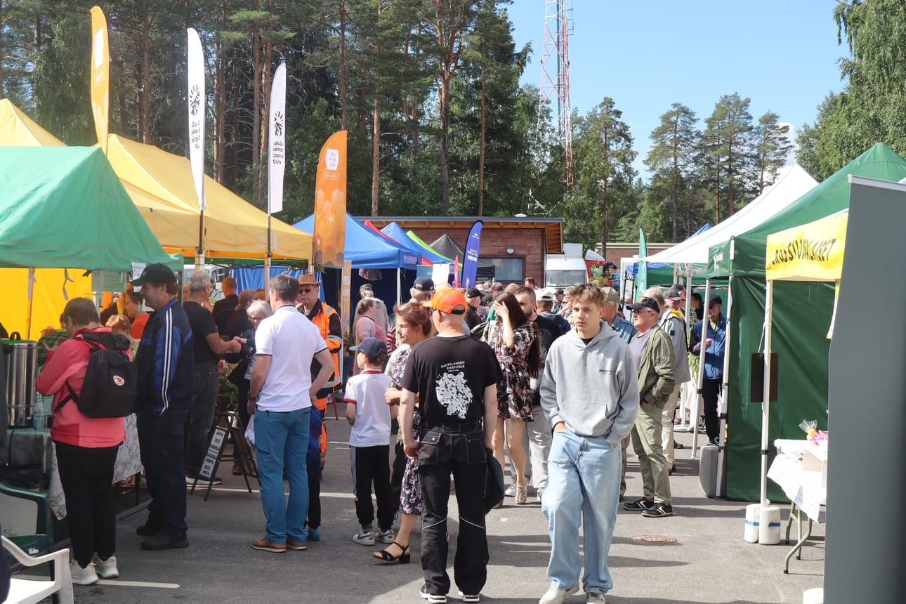 Pudasjärven tori oli vetänyt markkinaväkeä jo aikaisin aamupäivällä.