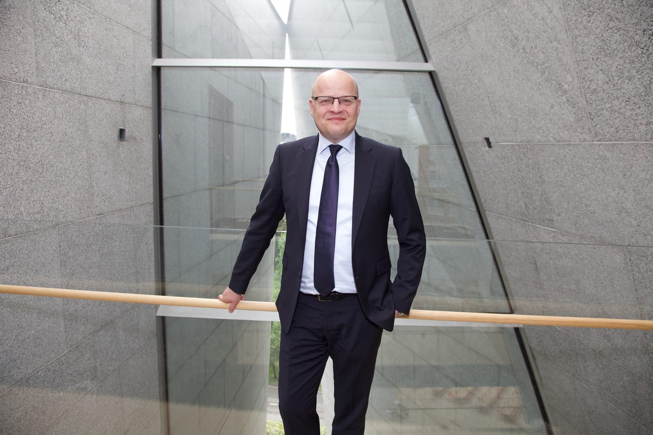 OP Pohjolan ylimmässä kerroksessa voi kuulla Oulun murretta. Varsinkin jos Mikko Timosella on oululaisia vieraita, niin silloin pankinjohtajan puhe kääntyy nopeasti oululaiseen nuottiin.