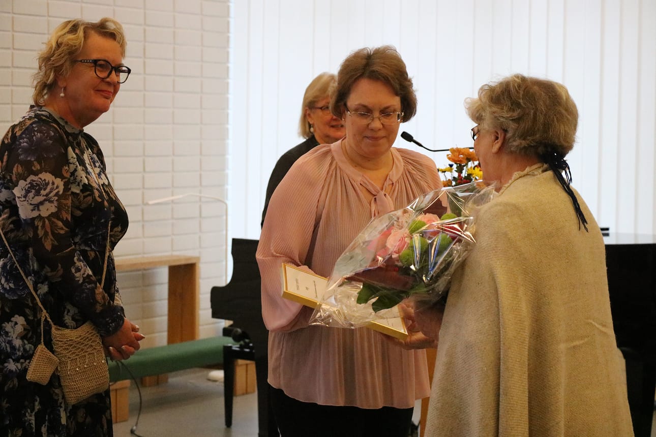 Vuoden vanhusta kukittamassa Raija Jauhiainen, Maija-Liisa Tuominen ja Tuula Aitto-oja.