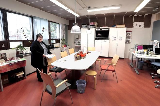 Pitkään suunnitelmissa ollut Toimintatalon laajennus ja peruskorjaus alkaa Ilmajoella ensi vuonna. Vammaispalvelukoordinaattori Kirsti Yli-Ojanperä esitteli ahtaiksi käyneitä tiloja lokakuussa. KUVA: JOUKO HÄNNINEN