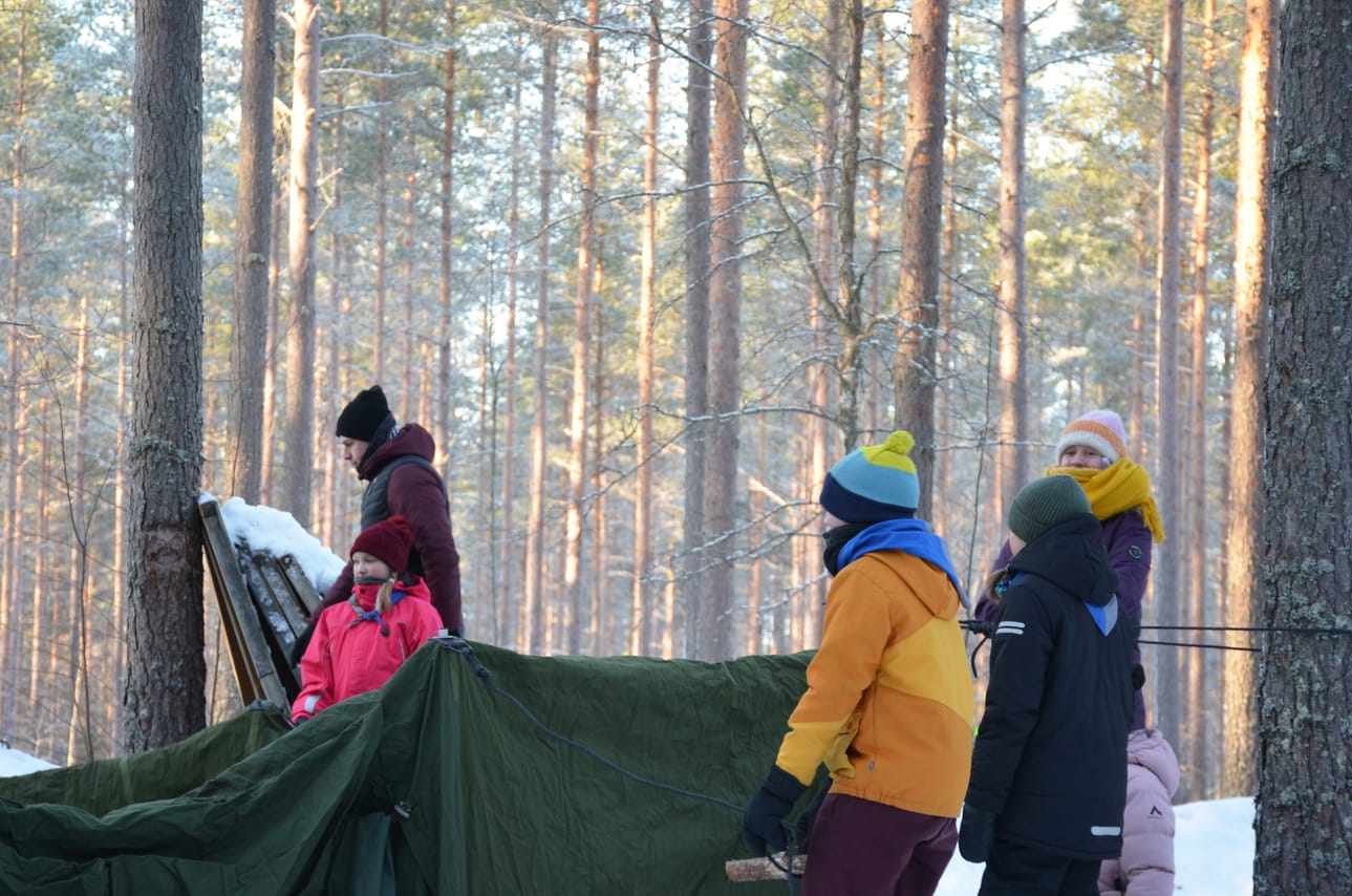Mikko Maunumäki opastaa puolijoukkueteltan pystytystä.