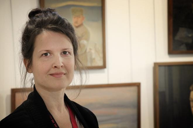 Nelimarkka-museossa noudatetaan korona-aikana suositeltuja turvatoimia: museoon tullaan vain ilman flunssan oireita, lipputiskillä käytetään käsihuuhdetta, ja museon tiloissa noudatetaan turvaetäisyyksiä, muistuttaa Nelimarkka-museon va. museotoimenjohtaja Soile Haapala. KUVA: JOHANNA KATAJA