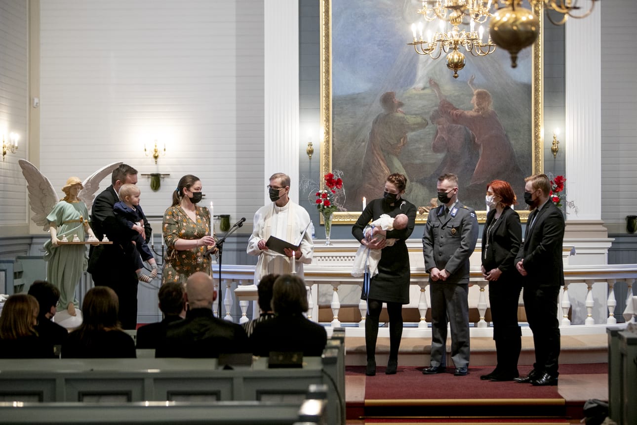 Kappalainen Kari Pentikäinen toimitti Sisu Onni Matiaksen kasteen Jalasjärven kirkossa sunnuntaina. Alttarilla mukana myös Sisun vanhemmat Karoliina Keltikangas ja Sami Vainionpää, isoveli Otso sekä kummit Pauliina Keltikangas, Niila Mommo, Maiju Vallenius ja Riku Ojajärvi.