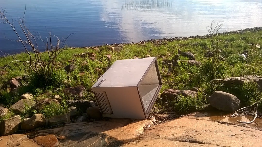Meren jäälle Iissä kuskattu pakastearkku Iissä löytyi ajautuneena mökkirantaan Iin Olhavassa.