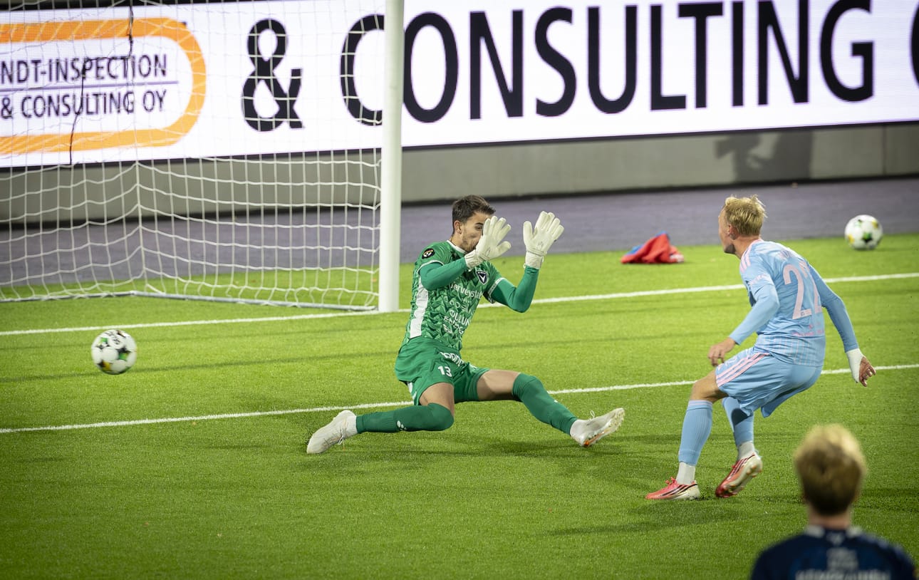 AC Oulun maalia vartionut Miguel Santos joutui maanantaina antautumaan neljä kertaa. HJK:n 0–2-osuman viimeisteli Liam Möller.