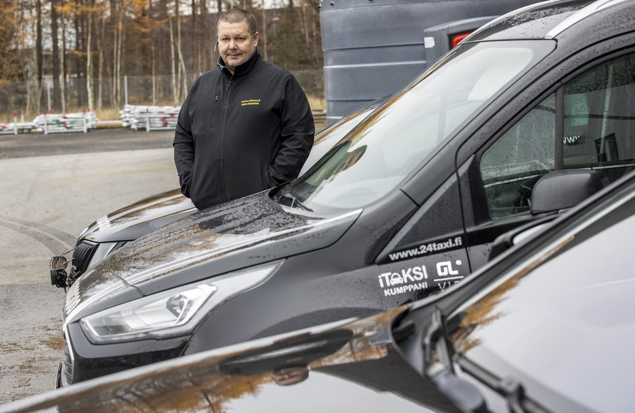 Taksiyrittäjä Markku Aitavaara on joutunut turvautumaan poikkeuksellisiin perintätoimiin Pohteen maksuviiveiden vuoksi. Arkistokuvassa Aitavaara vuonna 2022.
