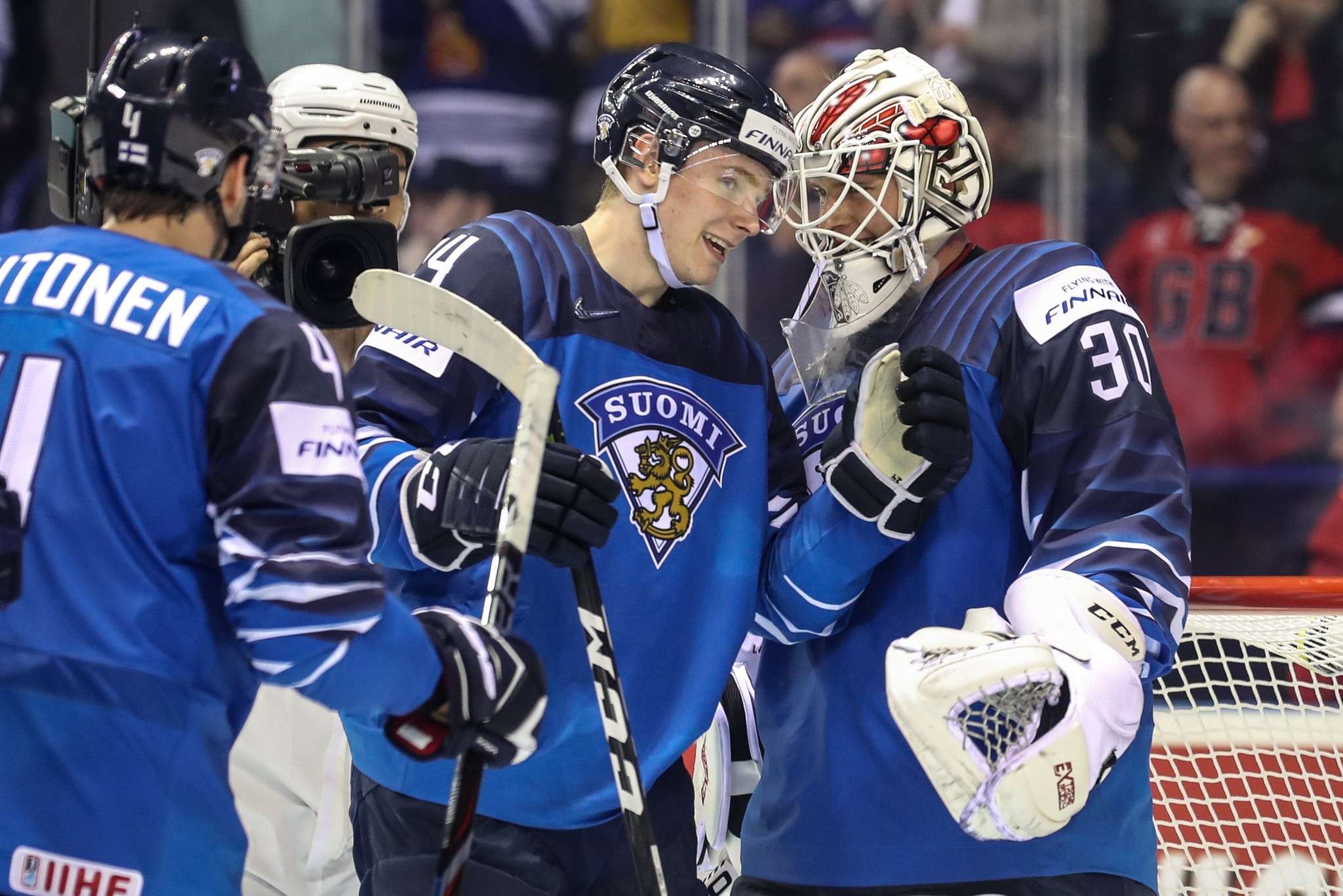 epa07561277 Kaapo Kakko of Finland (C) and goalkeeper Kevin Lankinen celebrate after winning the IIHF World Championship group A ice hockey match between Finland and Canada at the Steel Arena in Kosice, Slovakia, 10 May 2019.  EPA/MARTIN DIVISEK
 BY: ALL OVER PRESS / EPA-PHOTO CODE: EPAXX8
