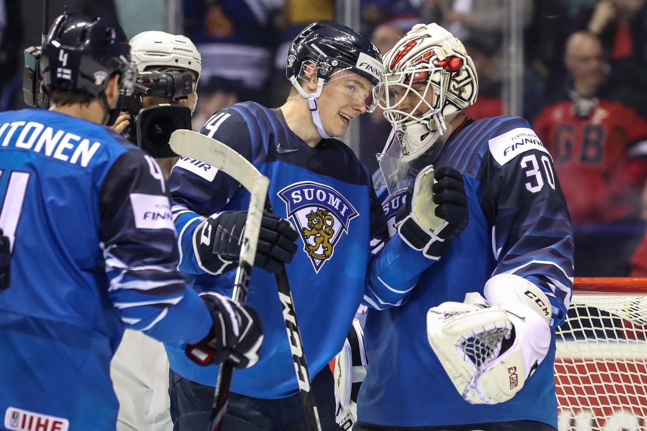 epa07561277 Kaapo Kakko of Finland (C) and goalkeeper Kevin Lankinen celebrate after winning the IIHF World Championship group A ice hockey match between Finland and Canada at the Steel Arena in Kosice, Slovakia, 10 May 2019. EPA/MARTIN DIVISEK BY: ALL OVER PRESS / EPA-PHOTO CODE: EPAXX8