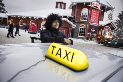 Uusi taksiparkki tuo selkeyttä Joulupukin pajakylän taksikaaokseen – myös Rovaniemen keskustaan on lisätty yksi taksitolppa