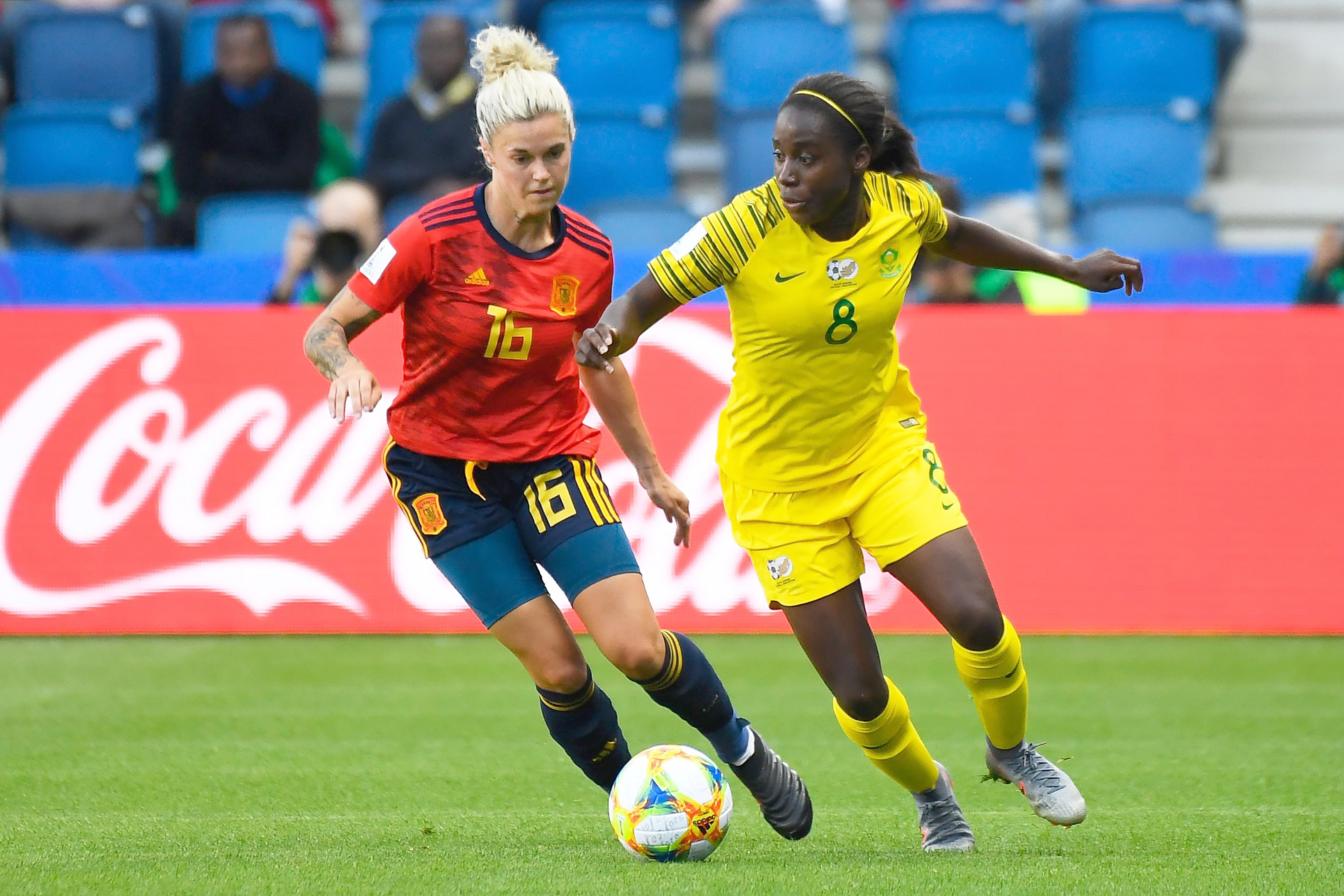 Etelä-Afrikka pelasi historiansa ensimmäisen ottelun naisten MM-kisoissa Espanjaa vastaan. ONS:n riveistä tuttu hyökkääjä Ode Fulutudilu (oik.) kamppaili ottelussa Maria Pilar Leonia vastaan.