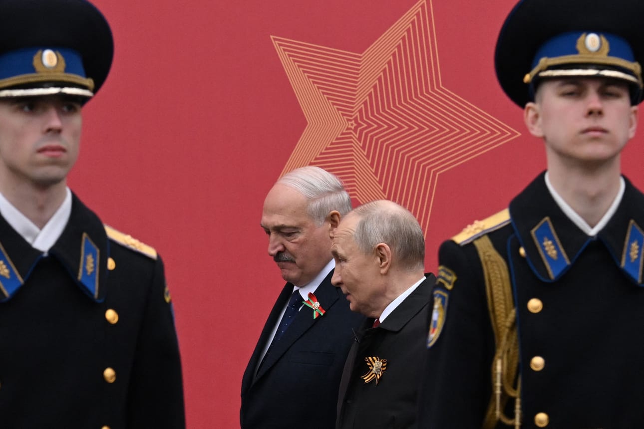Venäjän presidentti Vladimir Putin (keskellä oikealla) ja Valko-Venäjän presidentti Alexander Lukashenko juhlivat voitonpäivää Moskovassa.