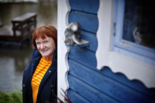 Sininen mökki pienen kotilammen rannalla on Kirsti Vallin lempipaikkoja kaikkina vuodenaikoina. Hän käy lammessa uimassa, kunnes lampi jäätyy. KUVA: TOMI KOSONEN