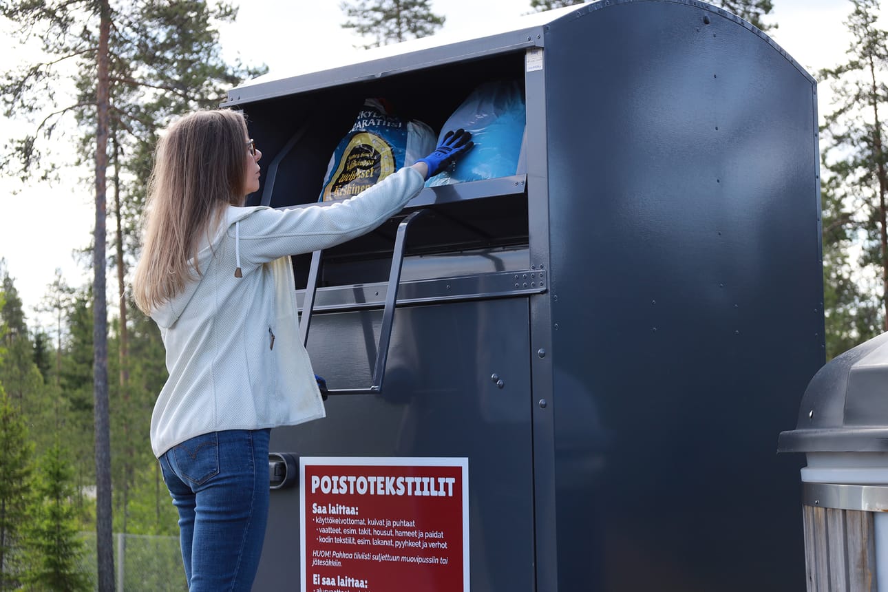 Jokaiselta Vestian lajittelupihalta löytyy muun muassa poistotekstiilin keräyskontti.