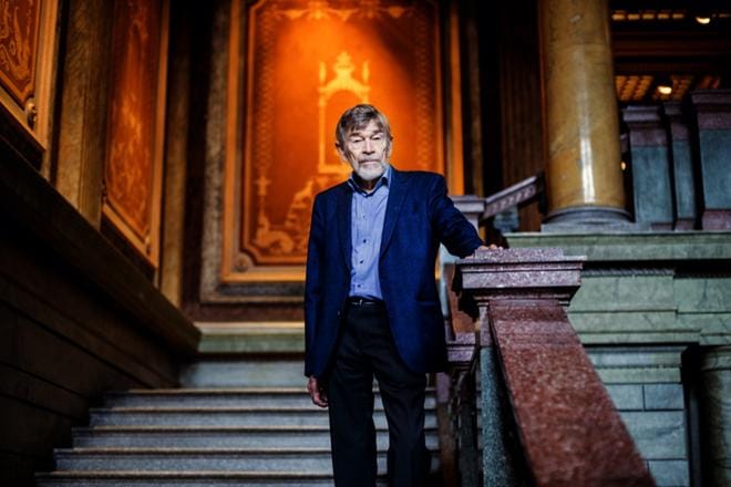 Emeritusprofessori Yrjö Kaukiaisen mielestä merenkulun historia on hyvä väline globaalin talouden tutkimukseen. Sen avulla voi selvittää myös ihmisten ja kulttuurien kohtaamisia. KUVA: Kimmo Penttinen