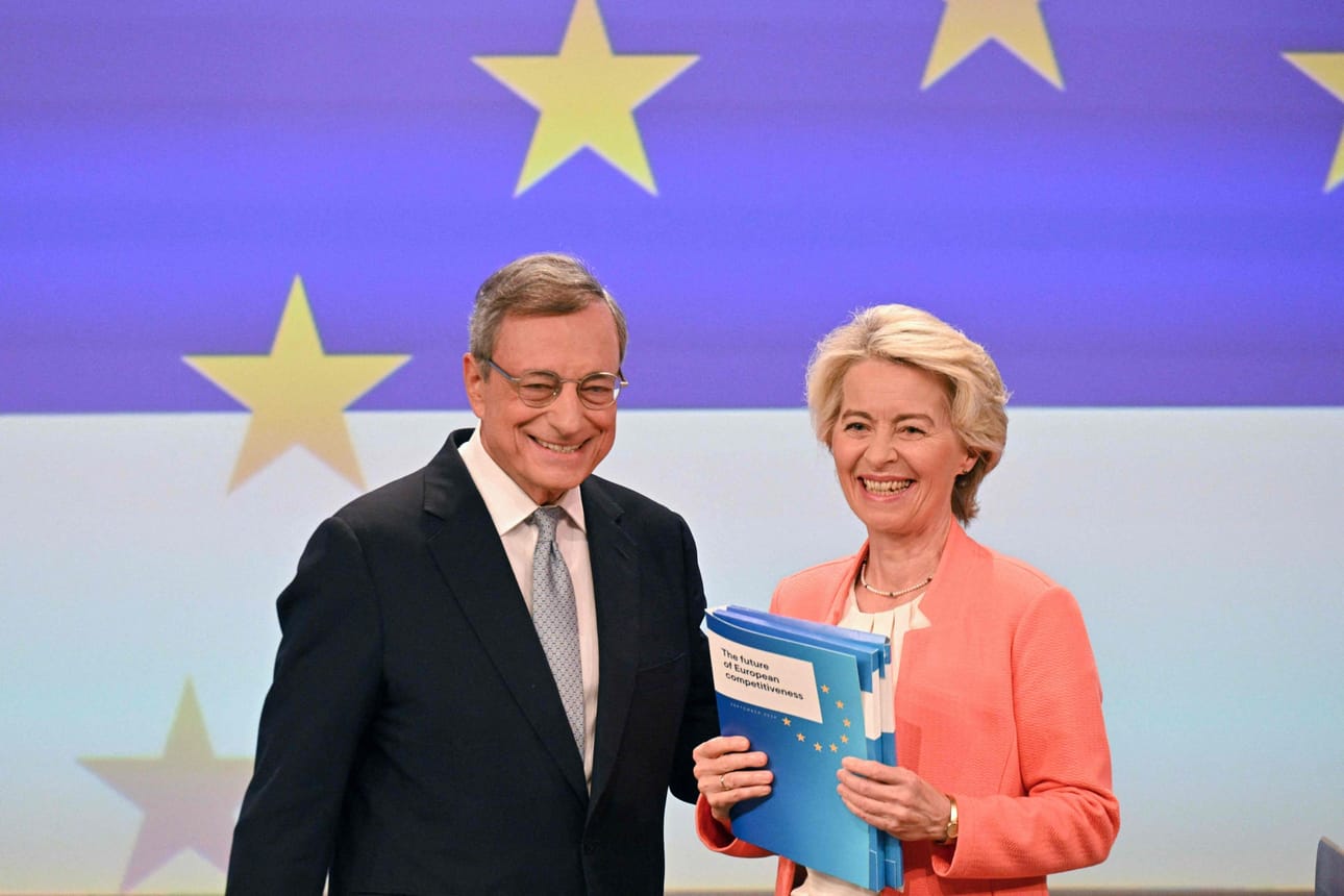 Mario Draghi (vas.) esitteli raportin yhdessä EU-komission puheenjohtaja Ursula von der Leyenin (oik.) kanssa. LEHTIKUVA/AFP