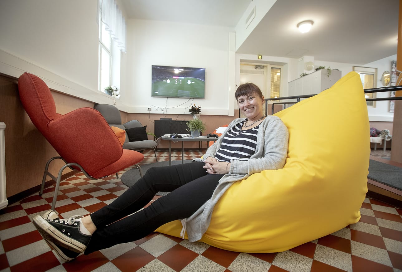 Palveluesimies Katja Karppisen mukaan Huili on yksi keino päästä kiinni asunnottomuuden ja syrjäytymisen syihin. Kun asiakas on valmis, tarjolla on apua, jolla voi lähteä kasaamaan elämää taas kokoon.